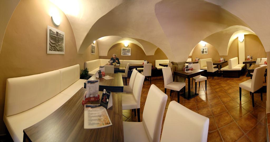 Hotel Fontana Pizzeria - Pension Ceske Budejovice Esterno foto