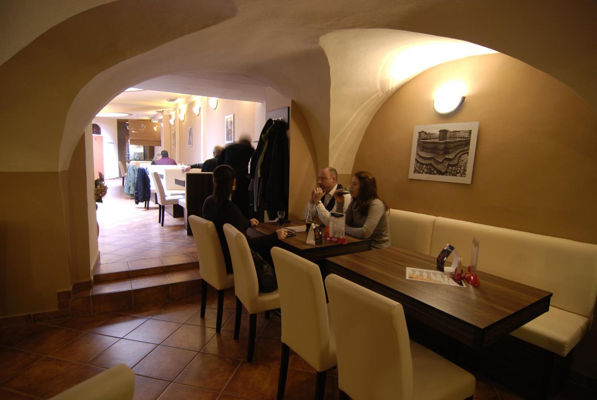 Hotel Fontana Pizzeria - Pension Ceske Budejovice Esterno foto