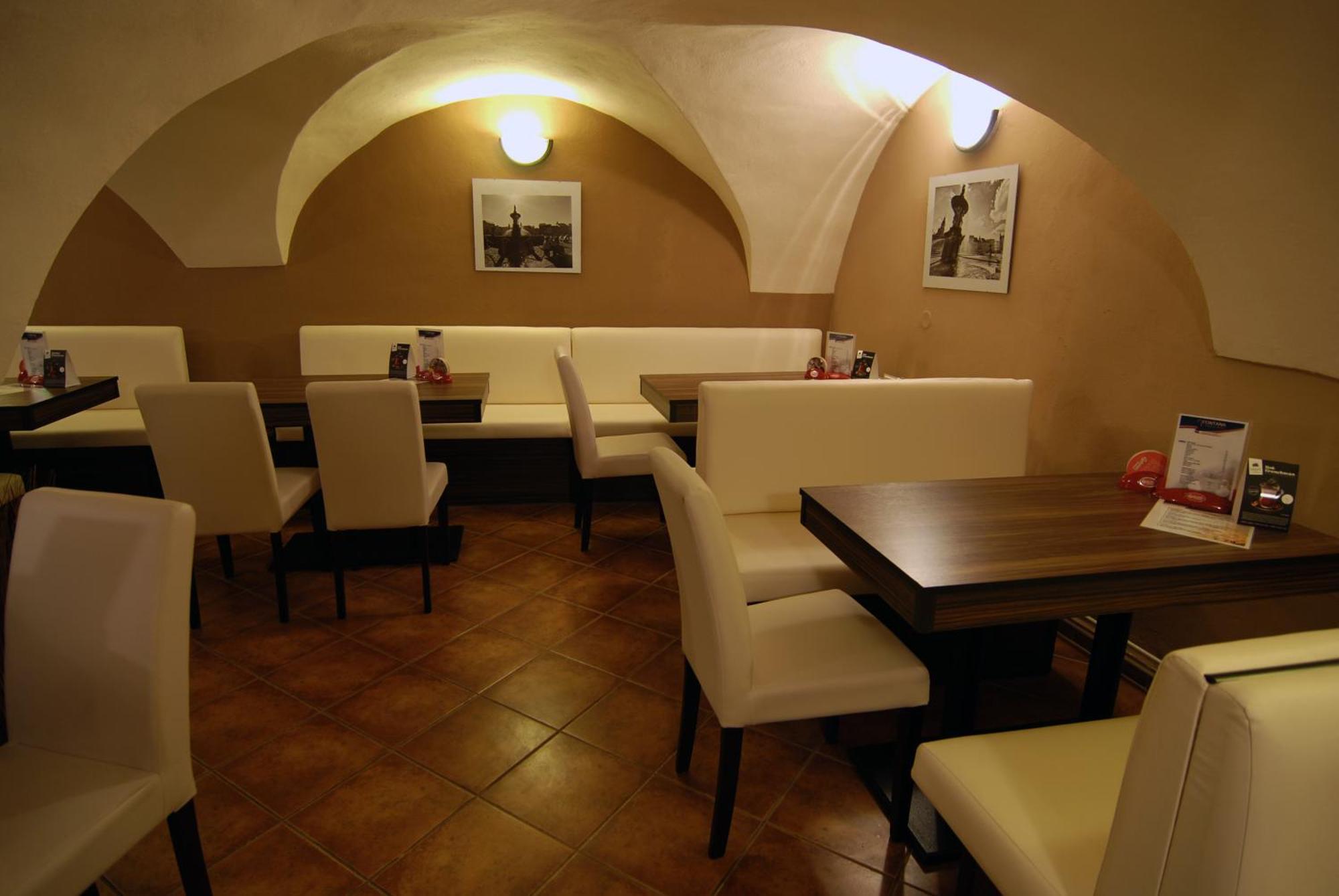 Hotel Fontana Pizzeria - Pension Ceske Budejovice Esterno foto